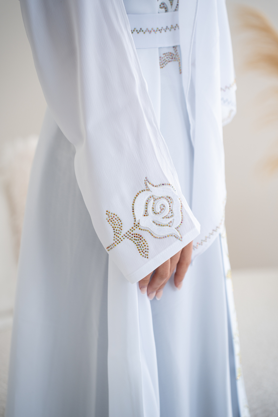 Abaya mit Hijab und goldenen Strasssteinen - Weiß