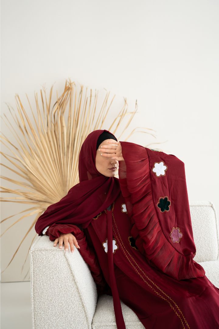 Abaya mit Hijab und Blumenmotiven - Bordeaux Rot