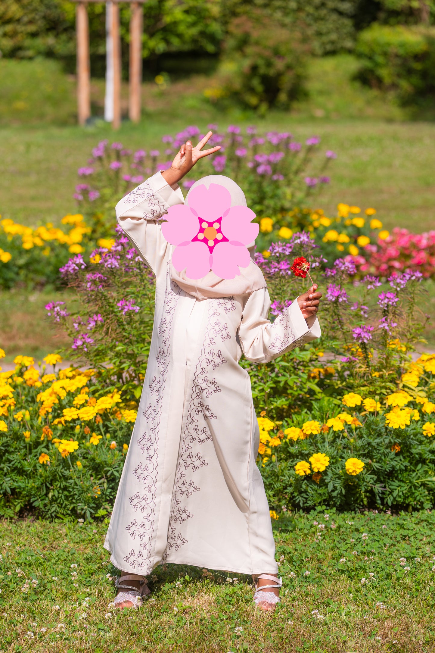 Abaya für Mädchen mit Hijab und braunen Muster - Beige