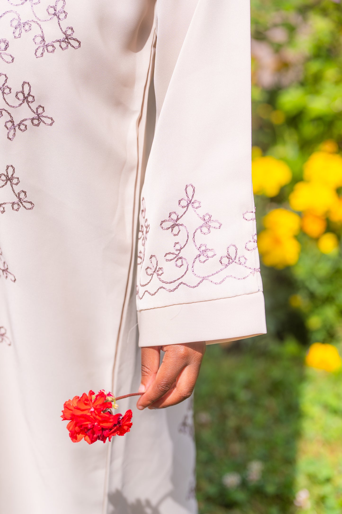 Abaya für Mädchen mit Hijab und braunen Muster - Beige