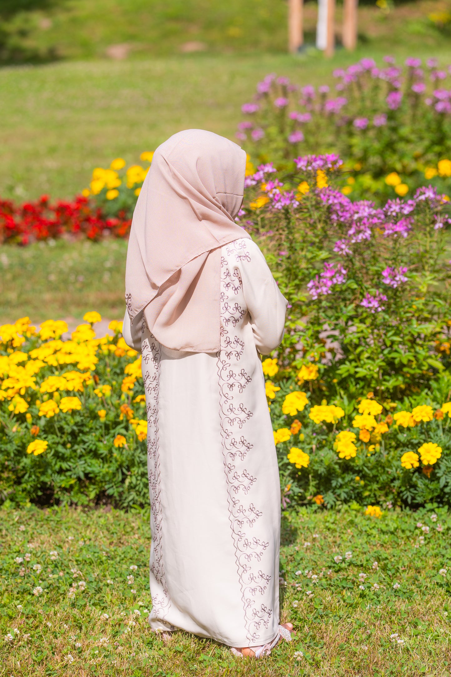 Abaya für Mädchen mit Hijab und braunen Muster - Beige