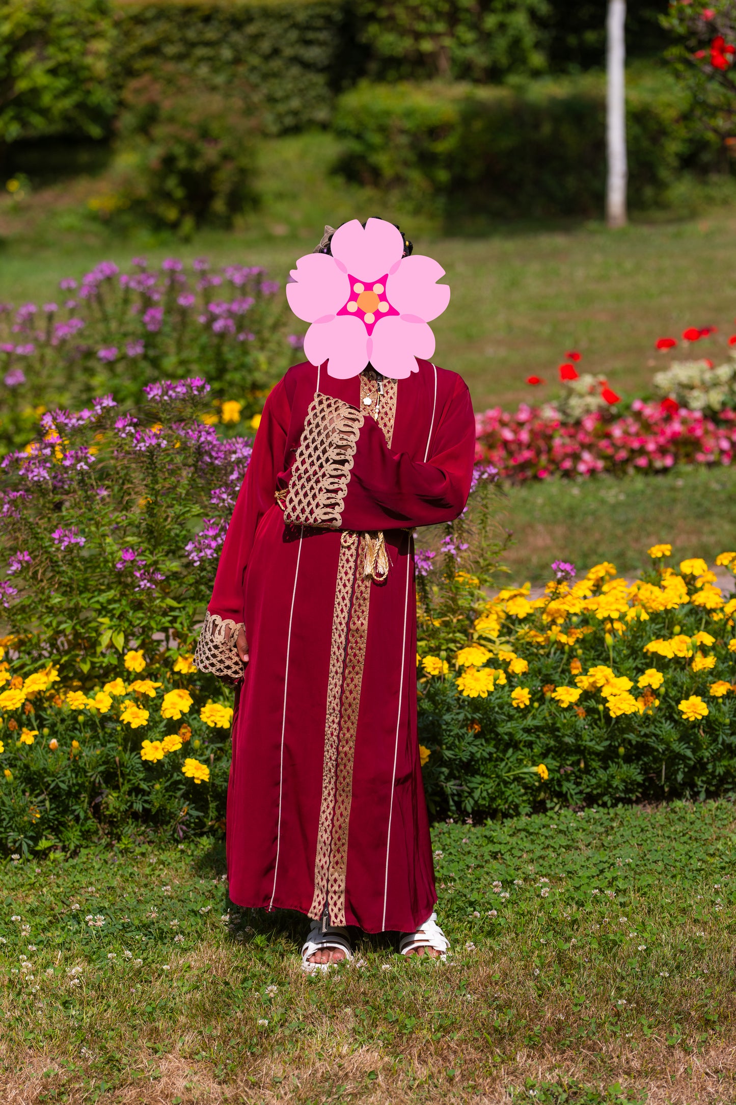 Abaya für Mädchen mit Hijab und geflochtenen Elementen - Rot/Beige