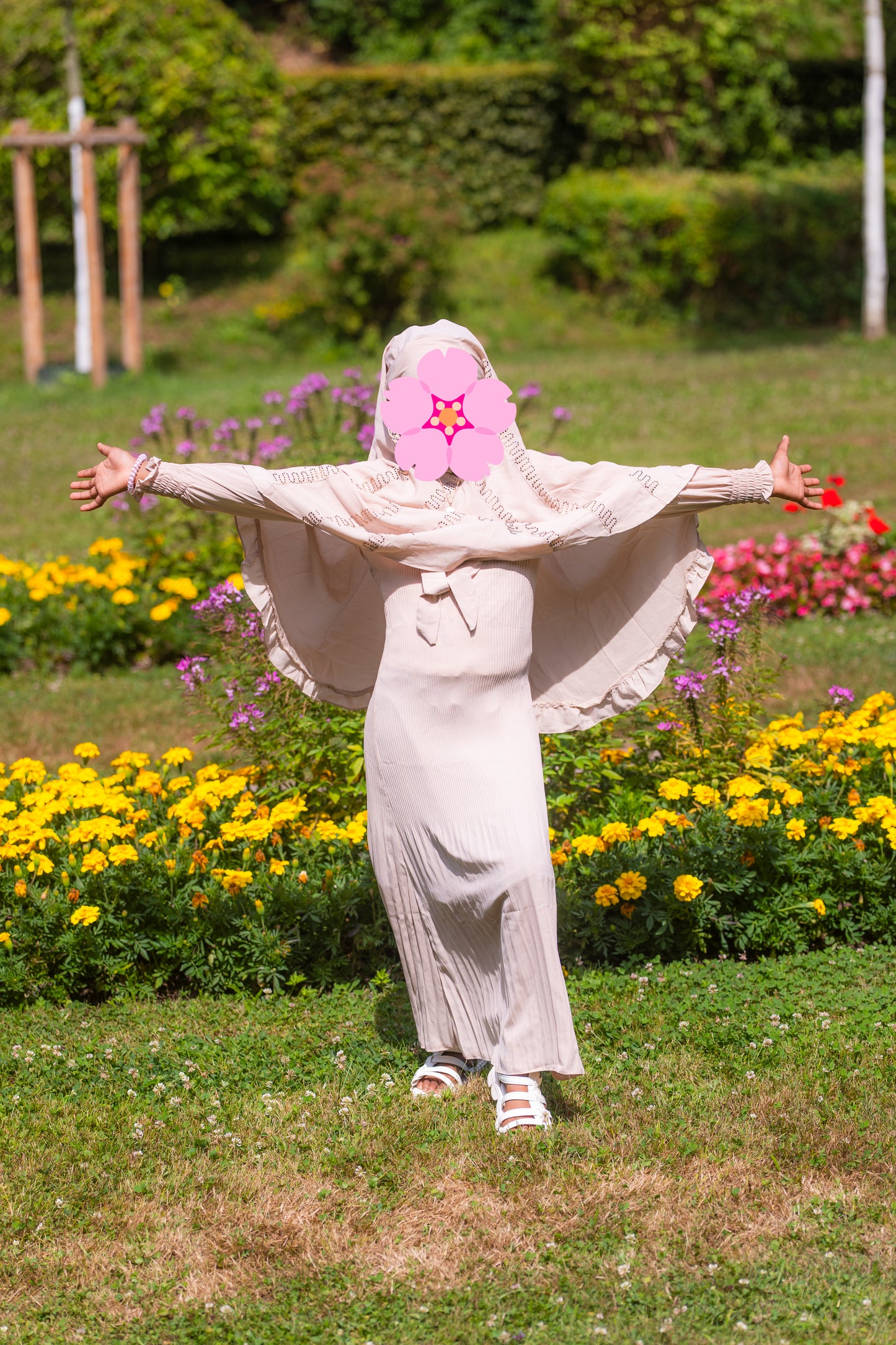 Abaya für Mädchen mit Pull on Hijab und Strasssteinen - Beige