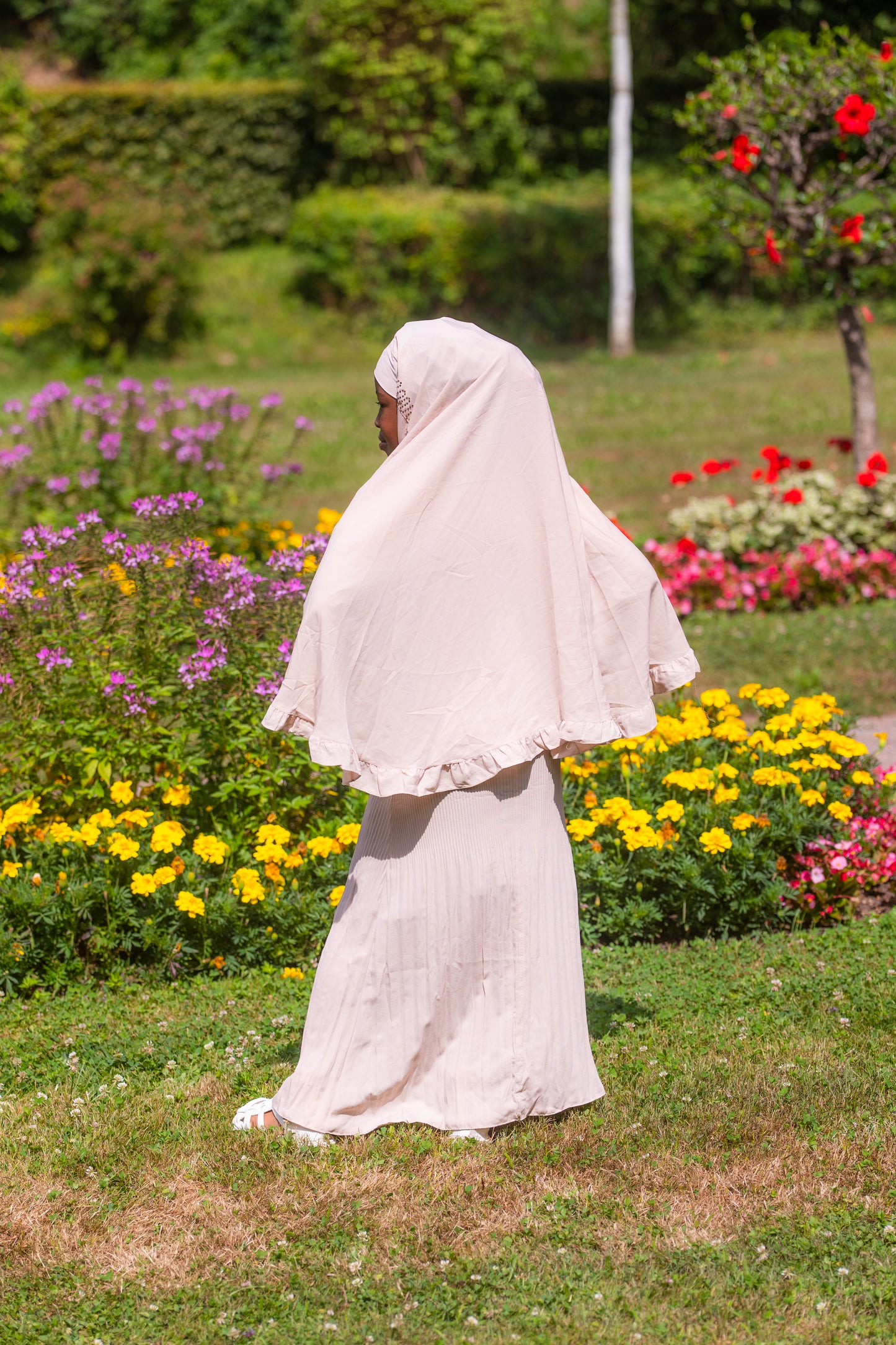 Abaya für Mädchen mit Pull on Hijab und Strasssteinen - Beige