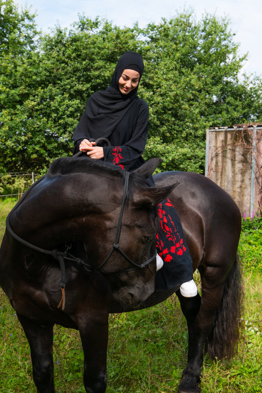 Abaya mit Hijab und roten Details - Schwarz/Rot