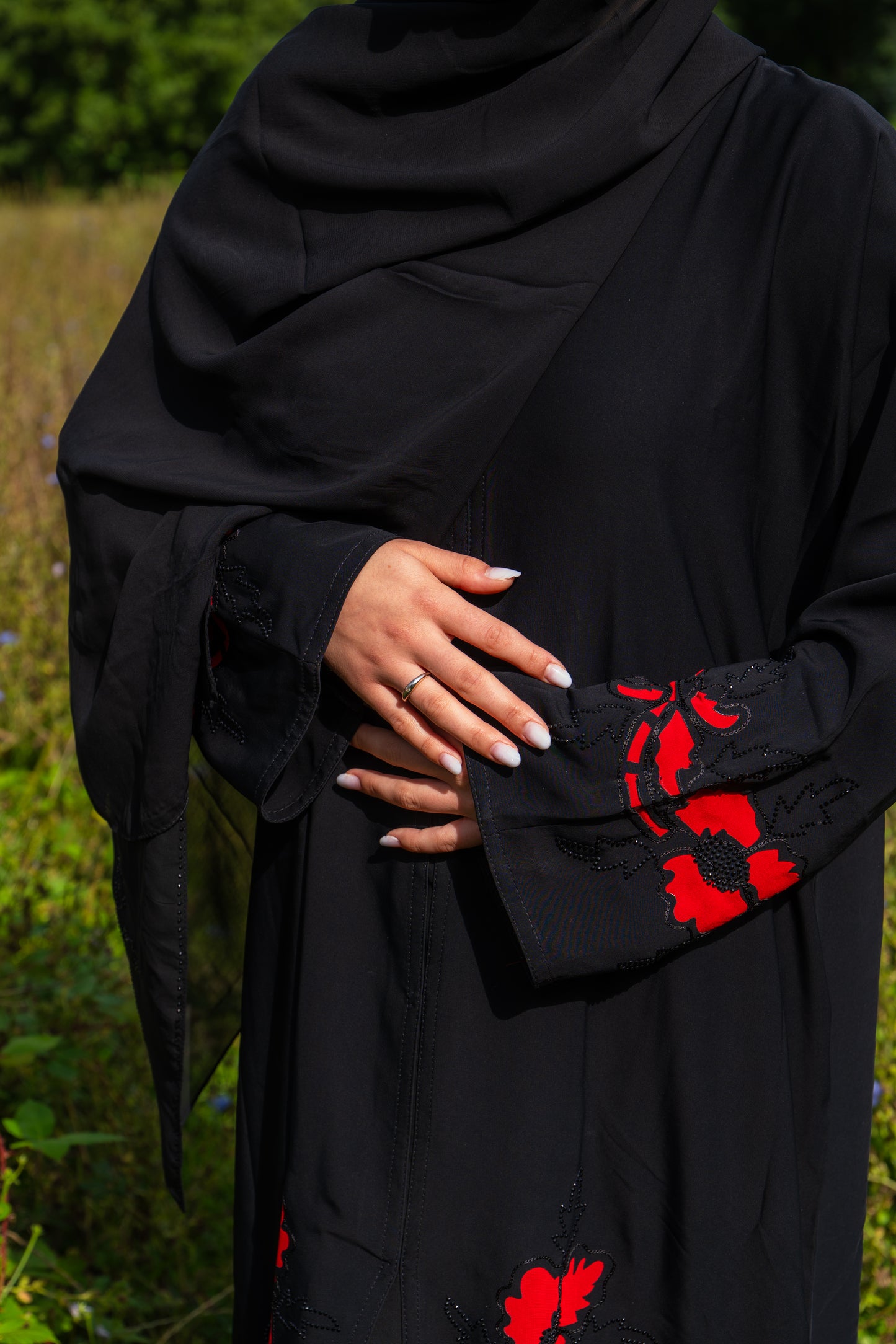 Abaya mit Hijab und roten Details - Schwarz/Rot