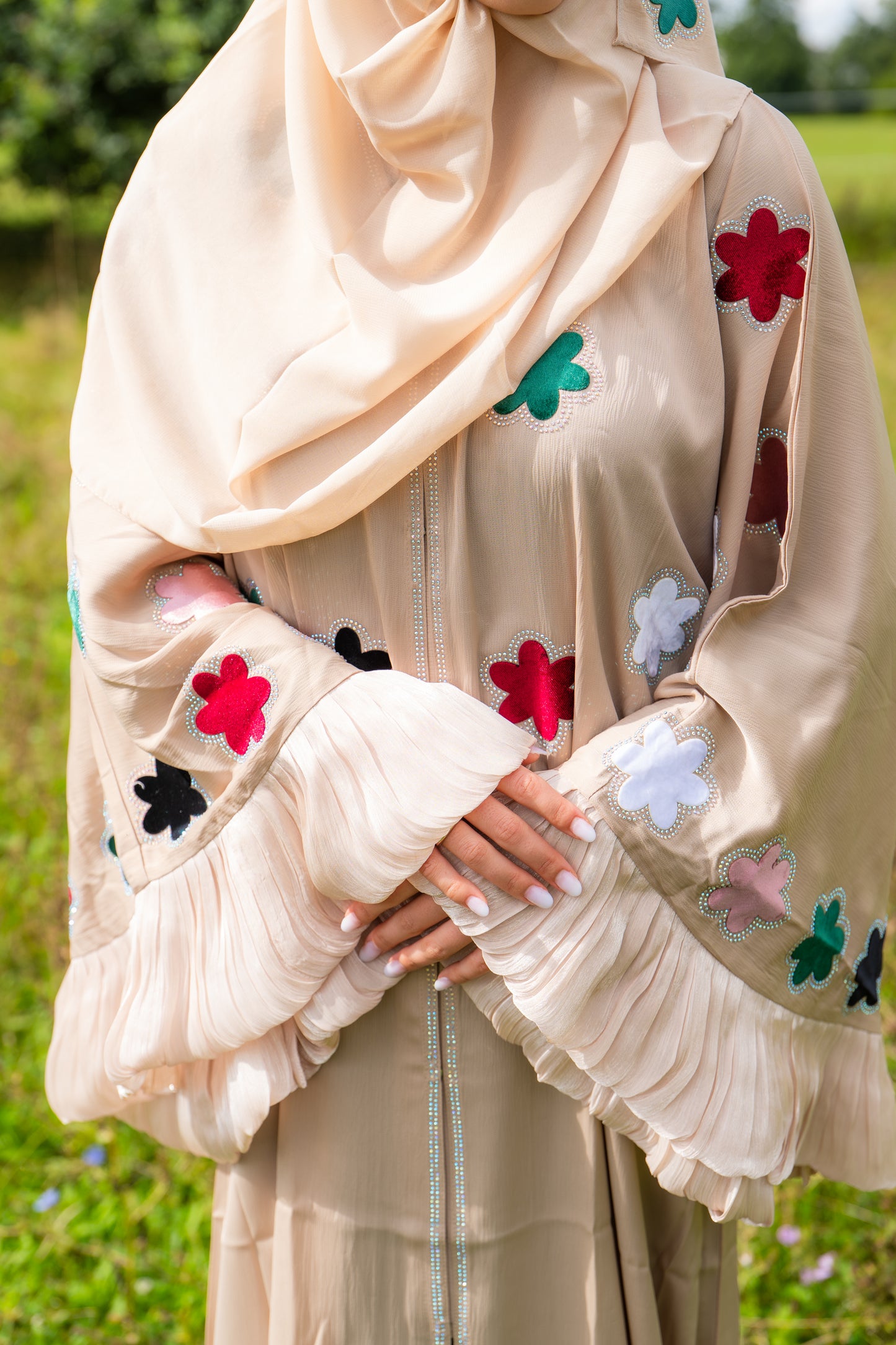 Abaya Butterfly mit Hijab und Blumenmotiven - Beige