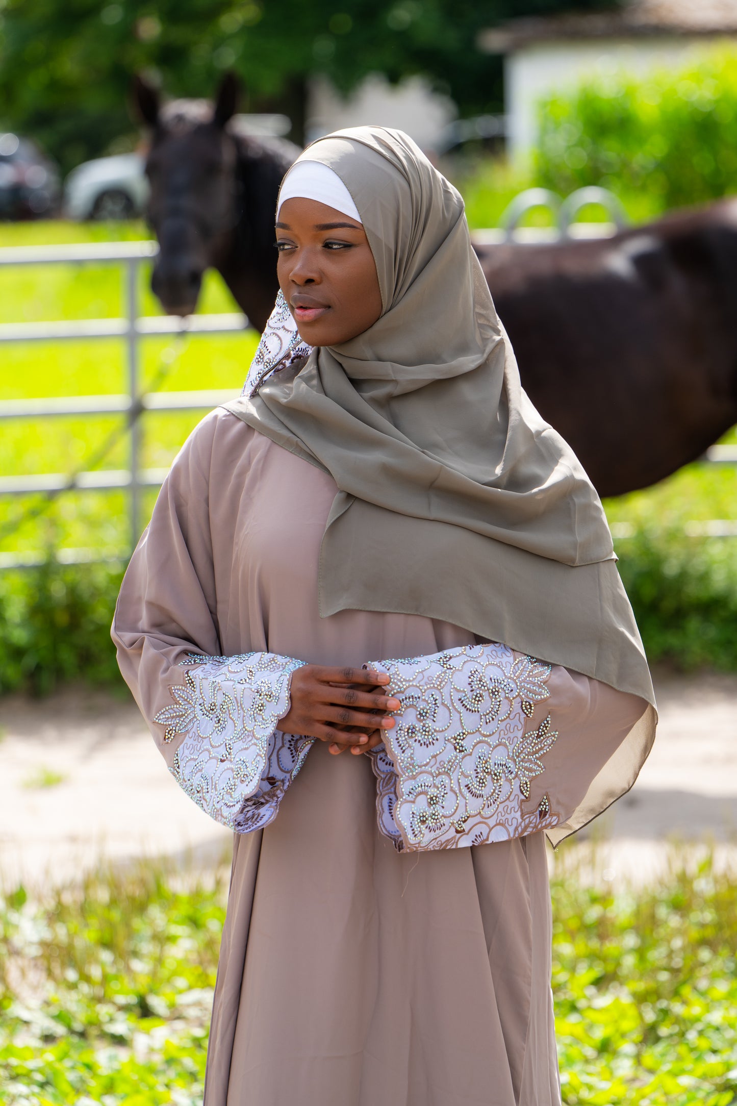 Abaya mit Spitze und Strasssteinen - Beige