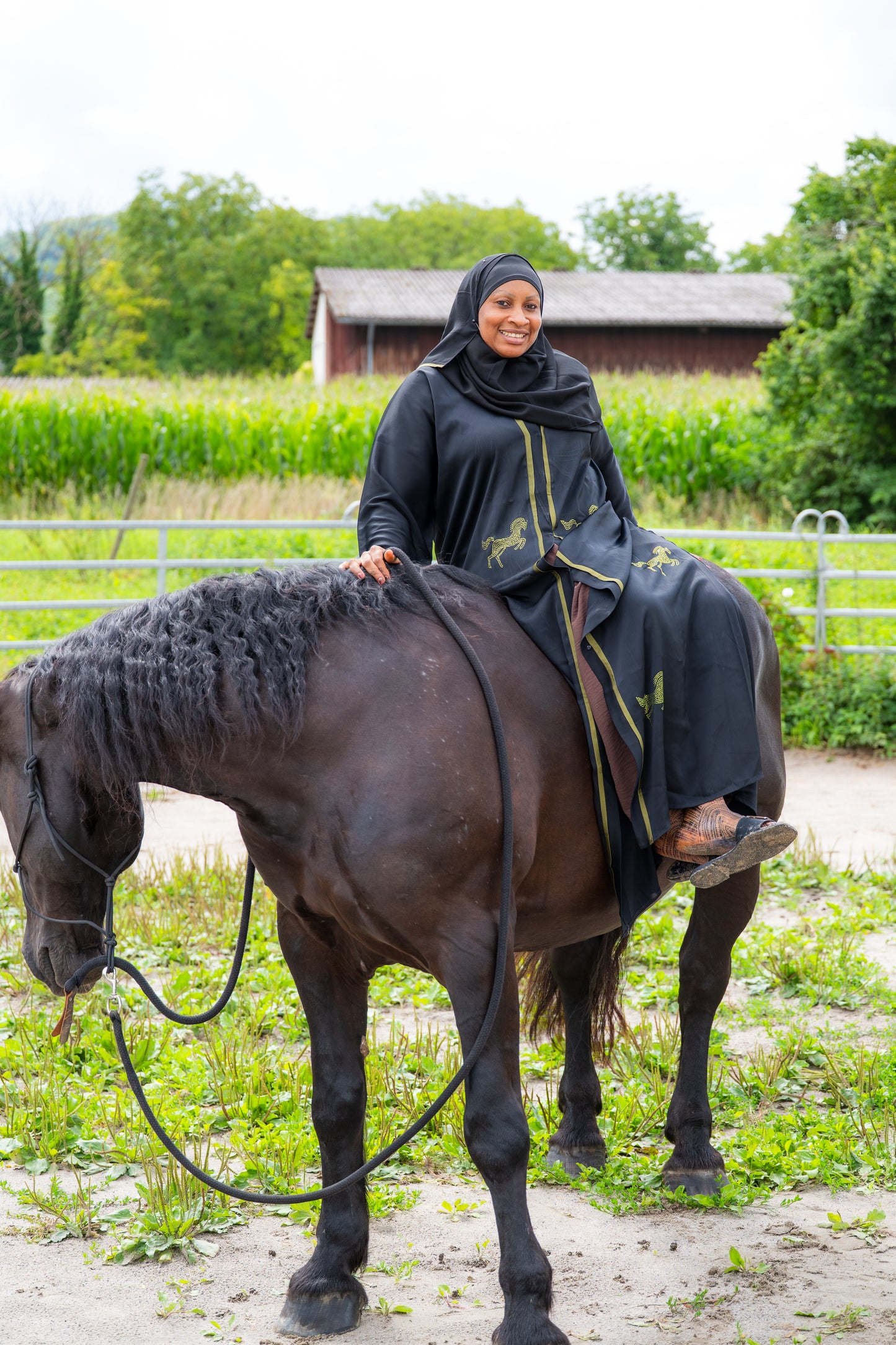 Abaya mit Hijab und Pferdenmotiven - Schwarz