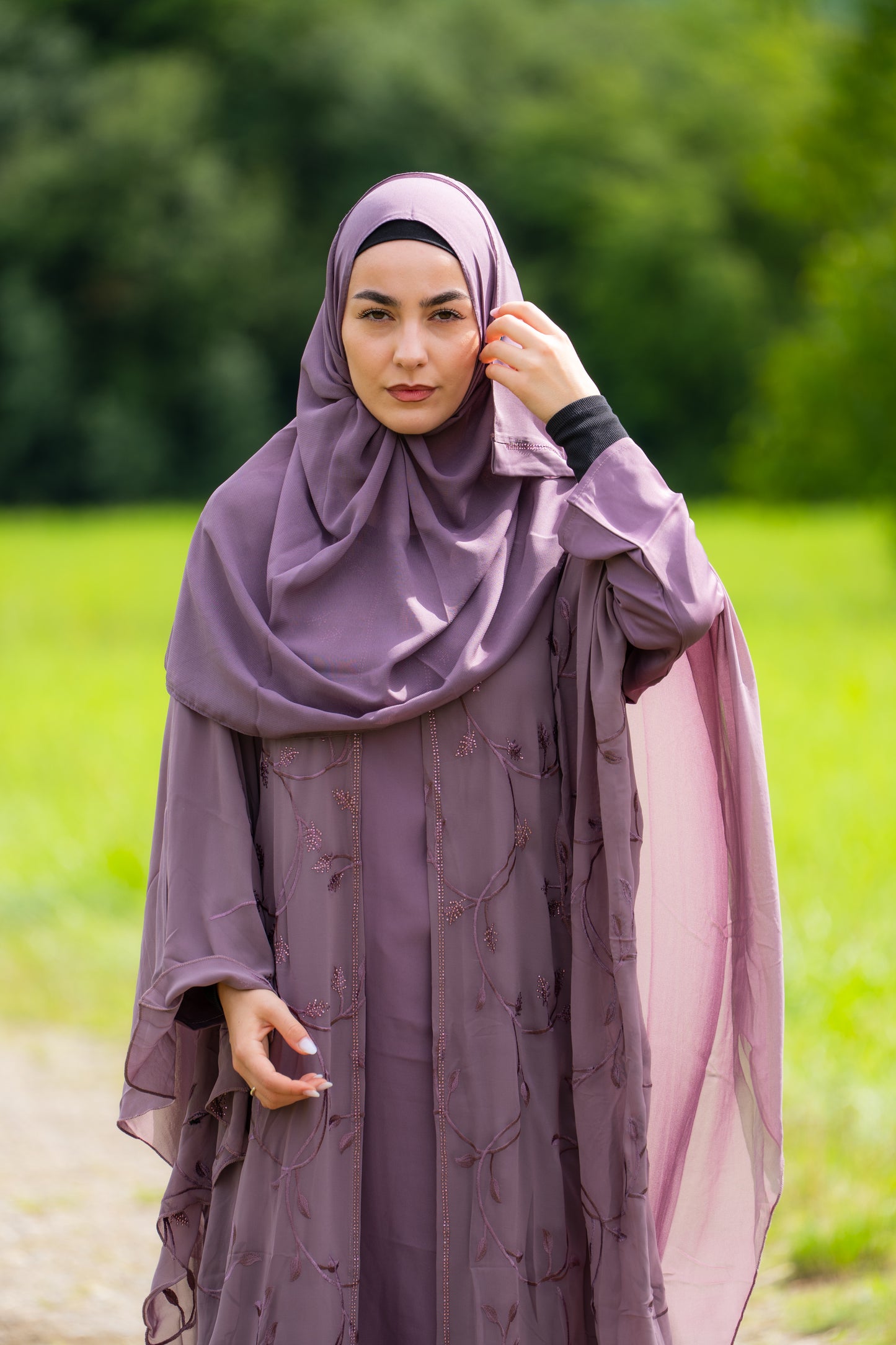 Abaya mit Hijab und angenähtem Gewand - Lila