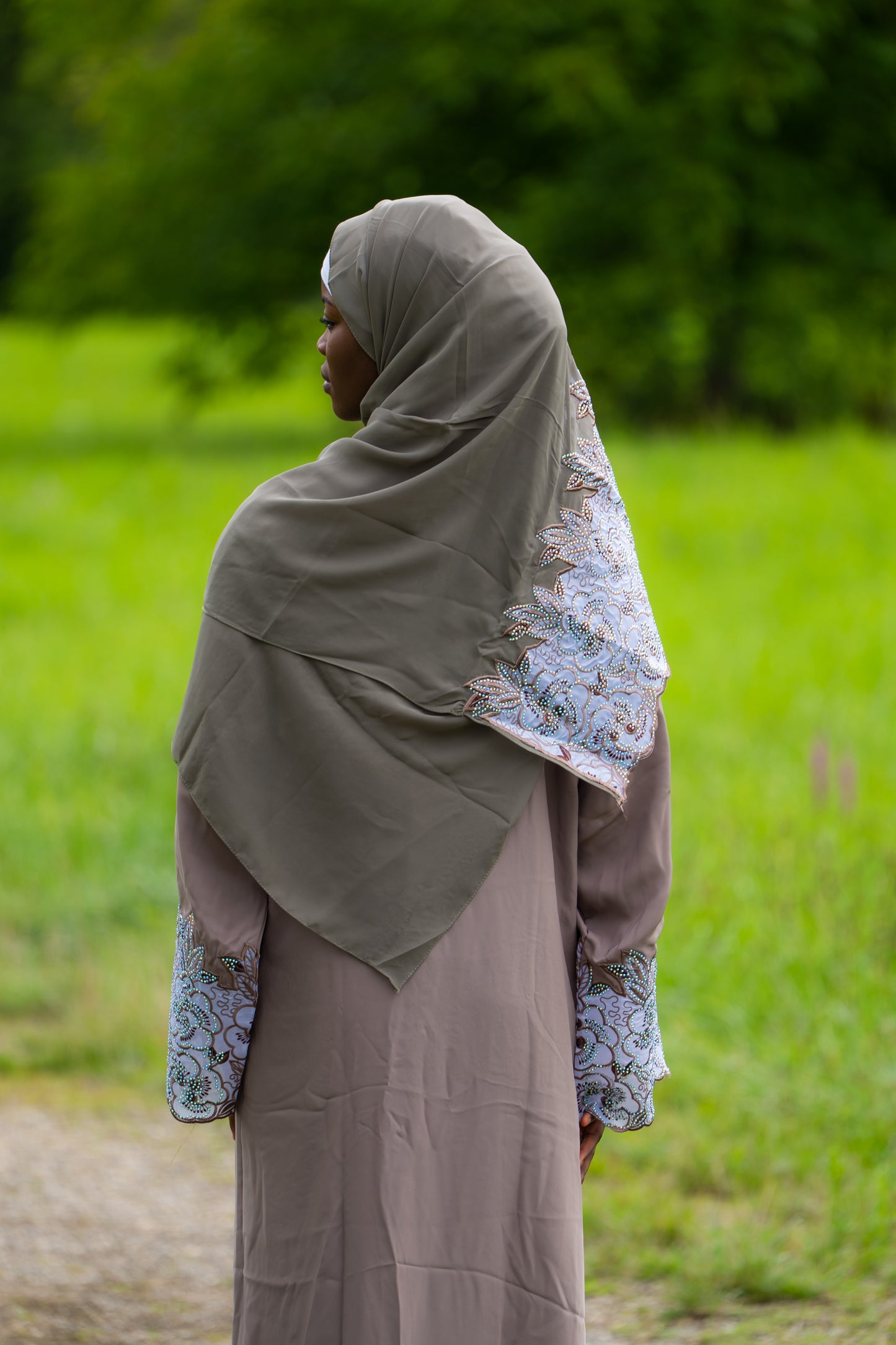 Abaya mit Spitze und Strasssteinen - Beige