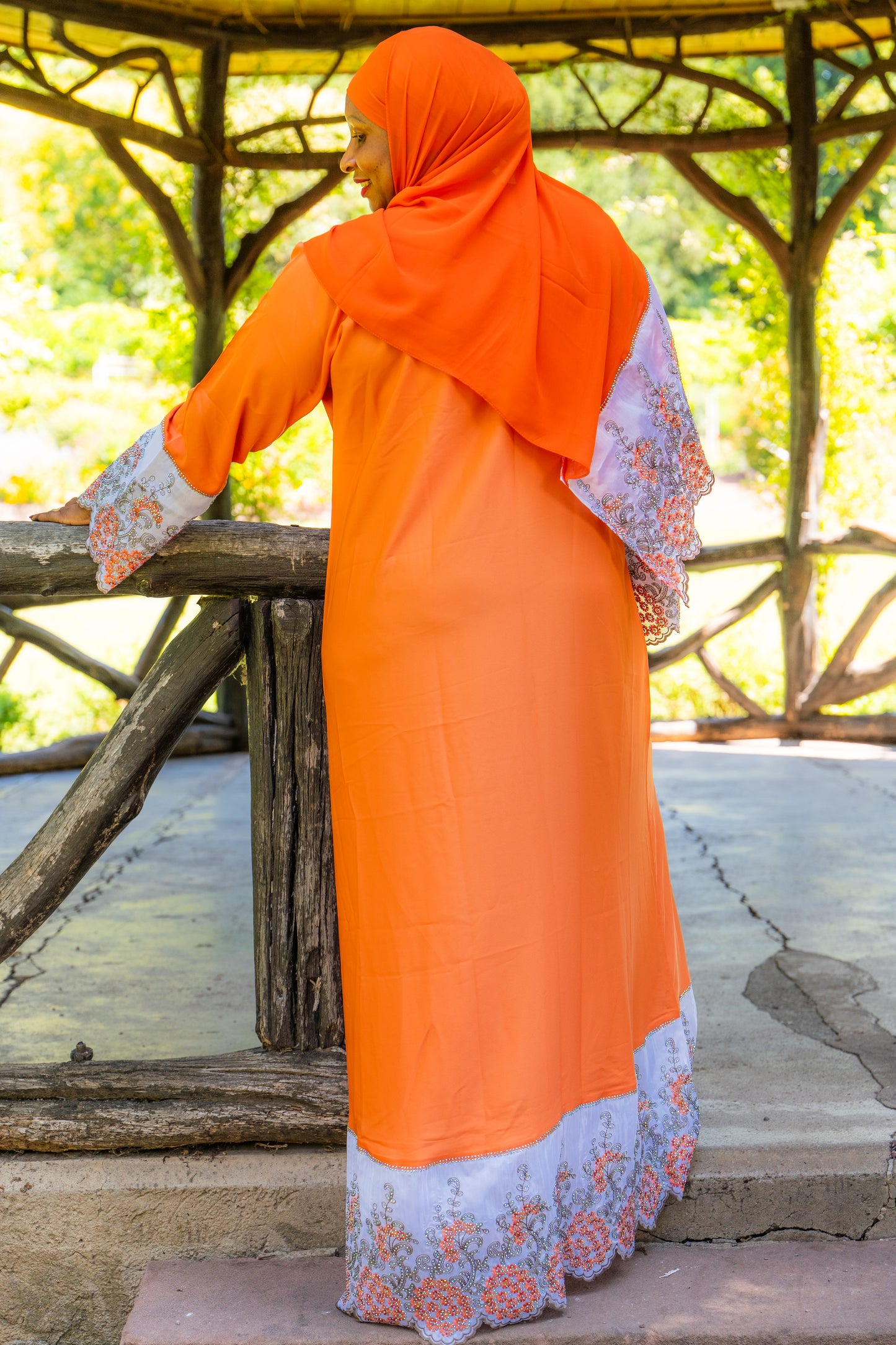Abaya mit Spitze und Strasssteinen - Orange