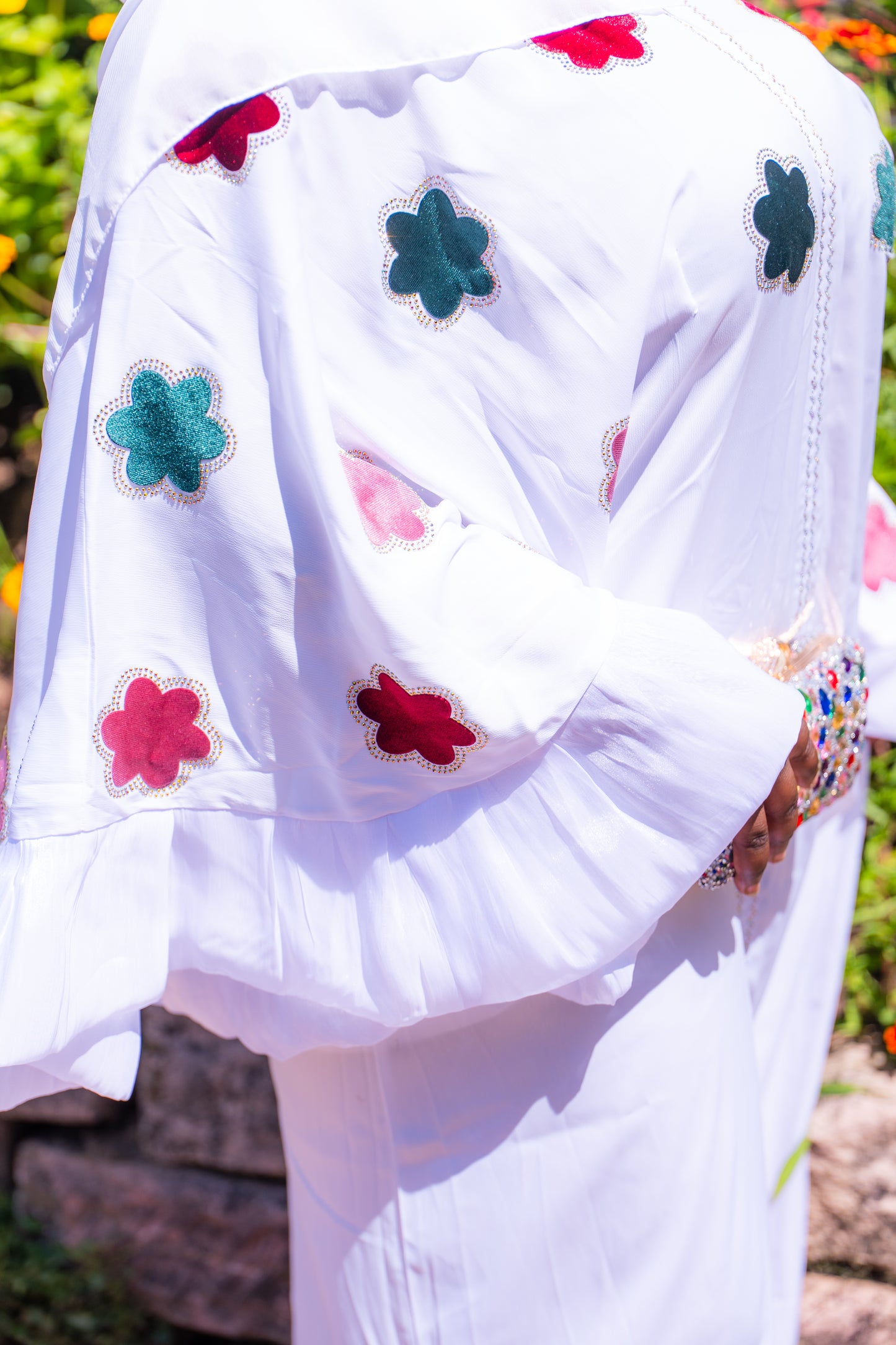 Abaya Butterfly mit Hijab und Blumenmotiven - Weiß