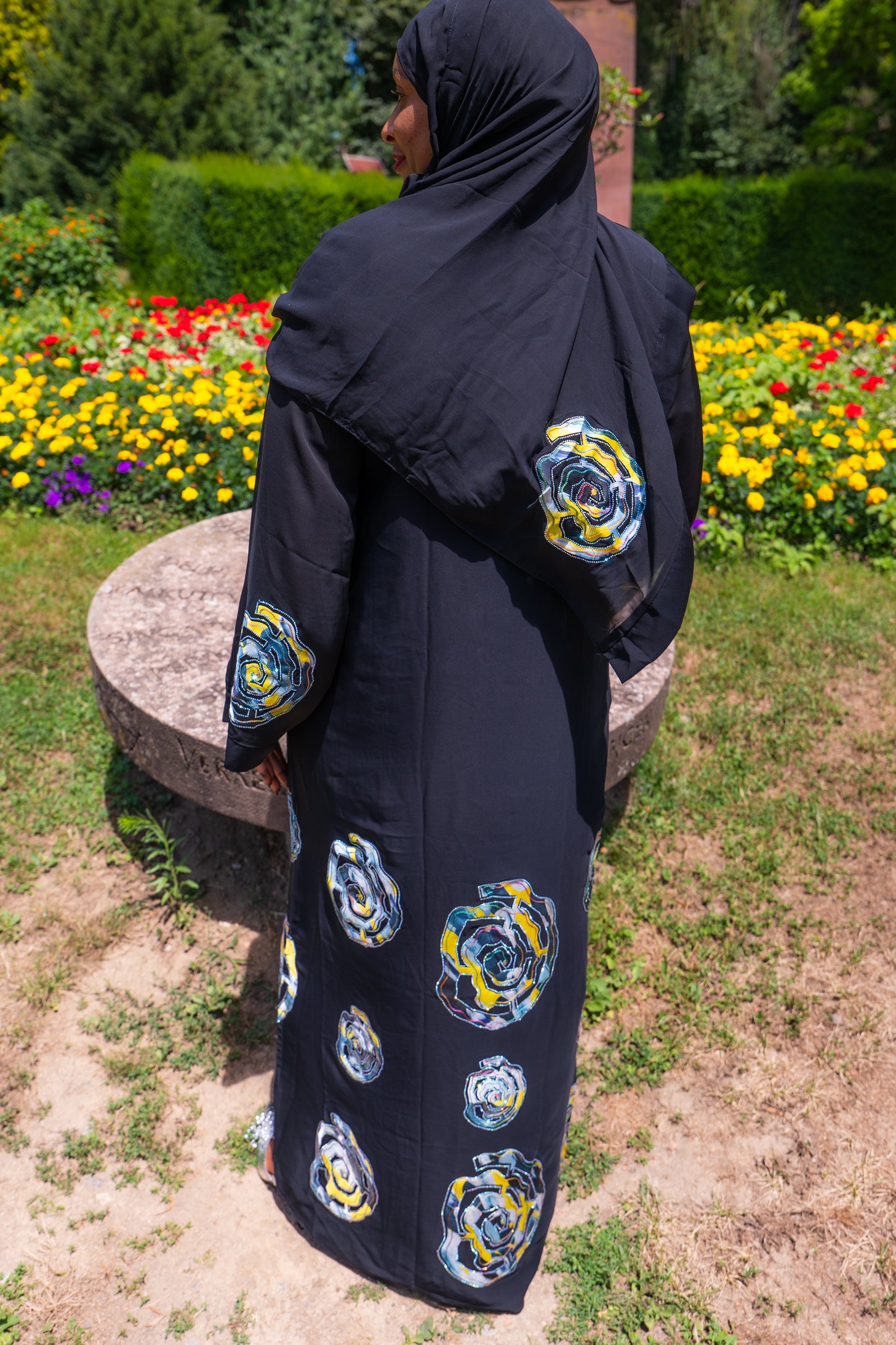 Abaya mit Hijab Blumenmotiven - Schwarz
