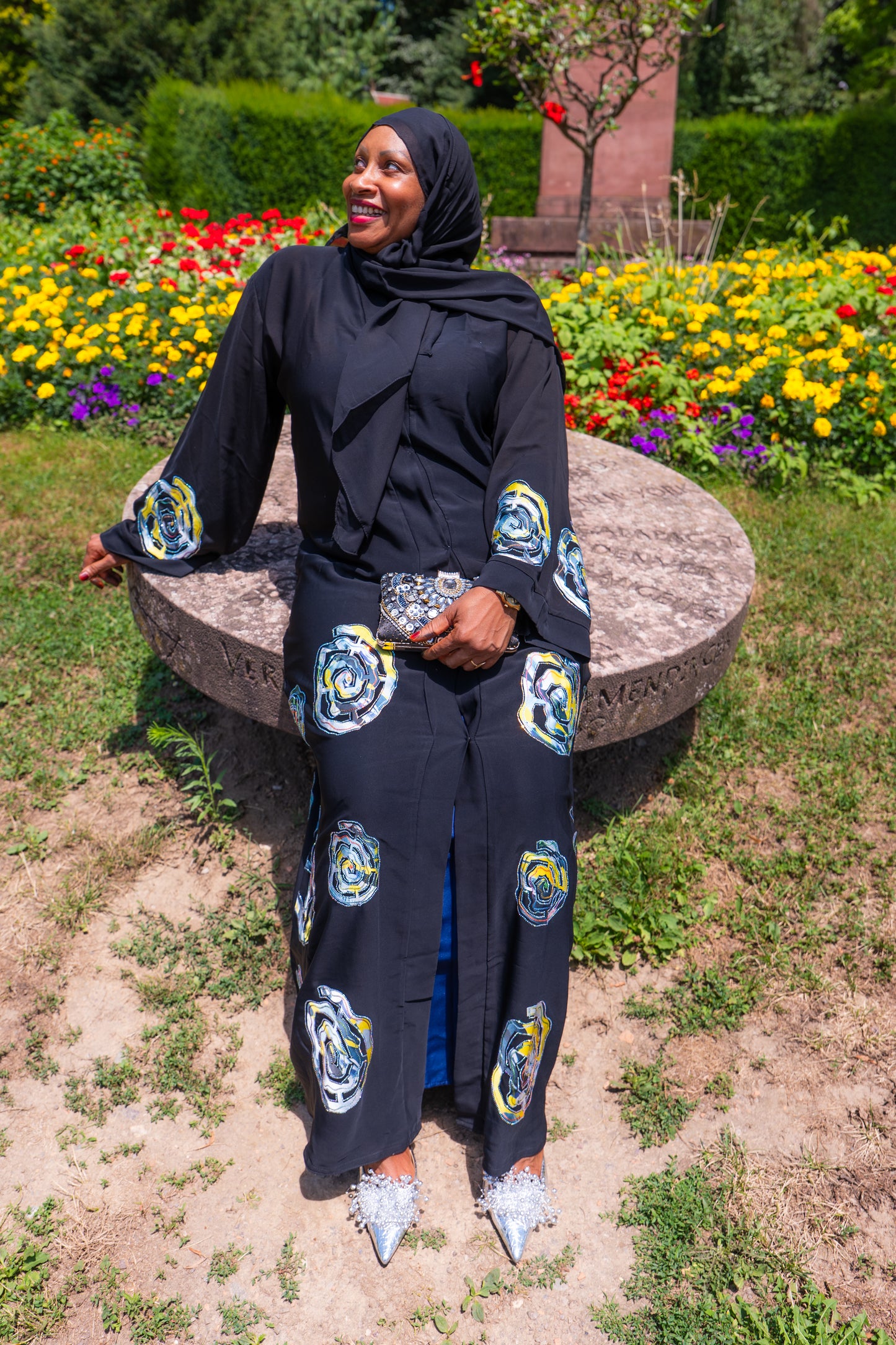 Abaya mit Hijab Blumenmotiven - Schwarz