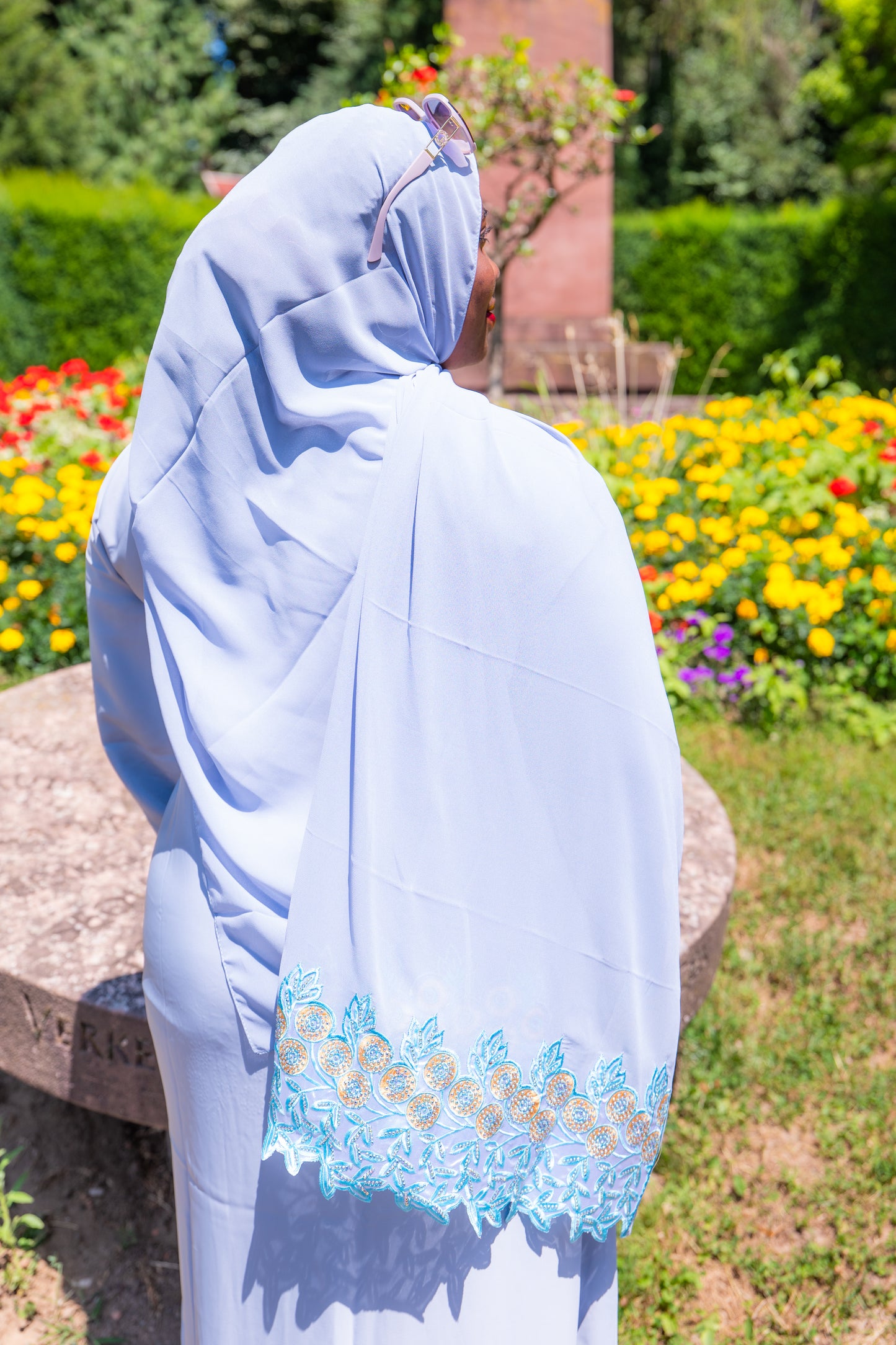 Abaya mit Hijab und Strasssteinen - Himmelblau