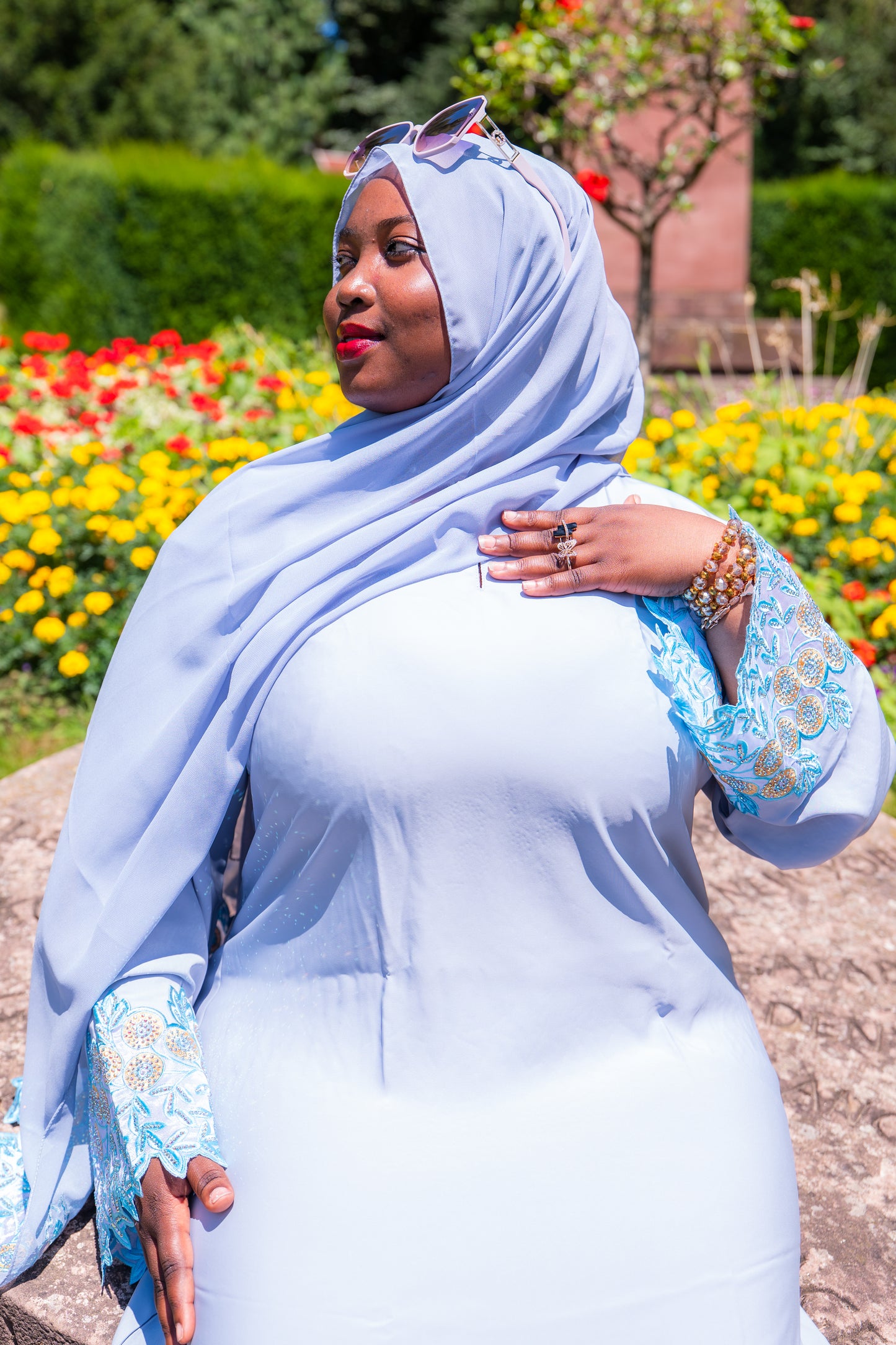 Abaya mit Hijab und Strasssteinen - Himmelblau