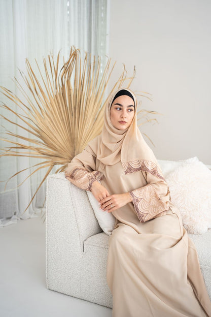 Abaya mit Hijab und Spitze - Braun
