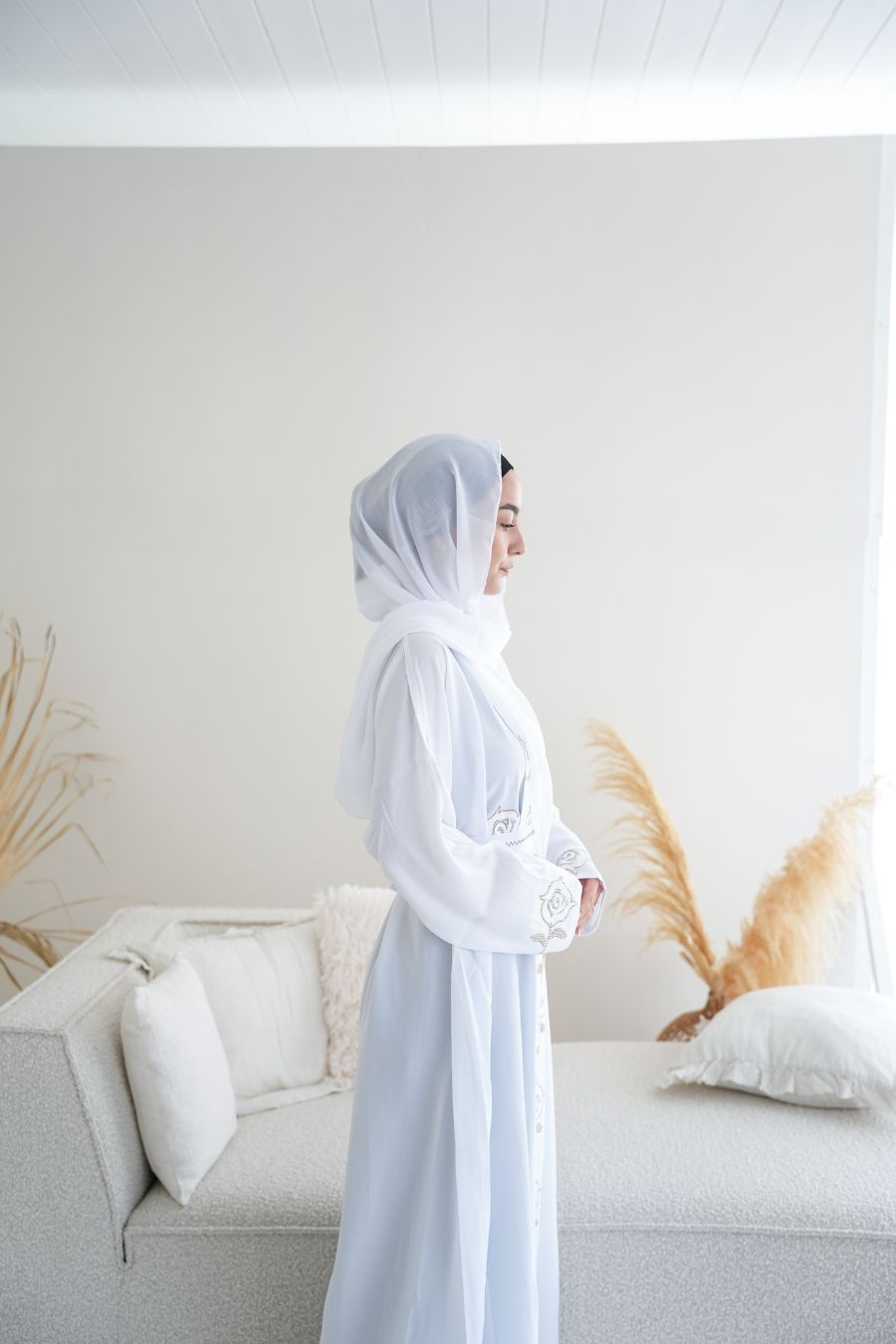 Abaya mit Hijab und goldenen Strasssteinen - Weiß