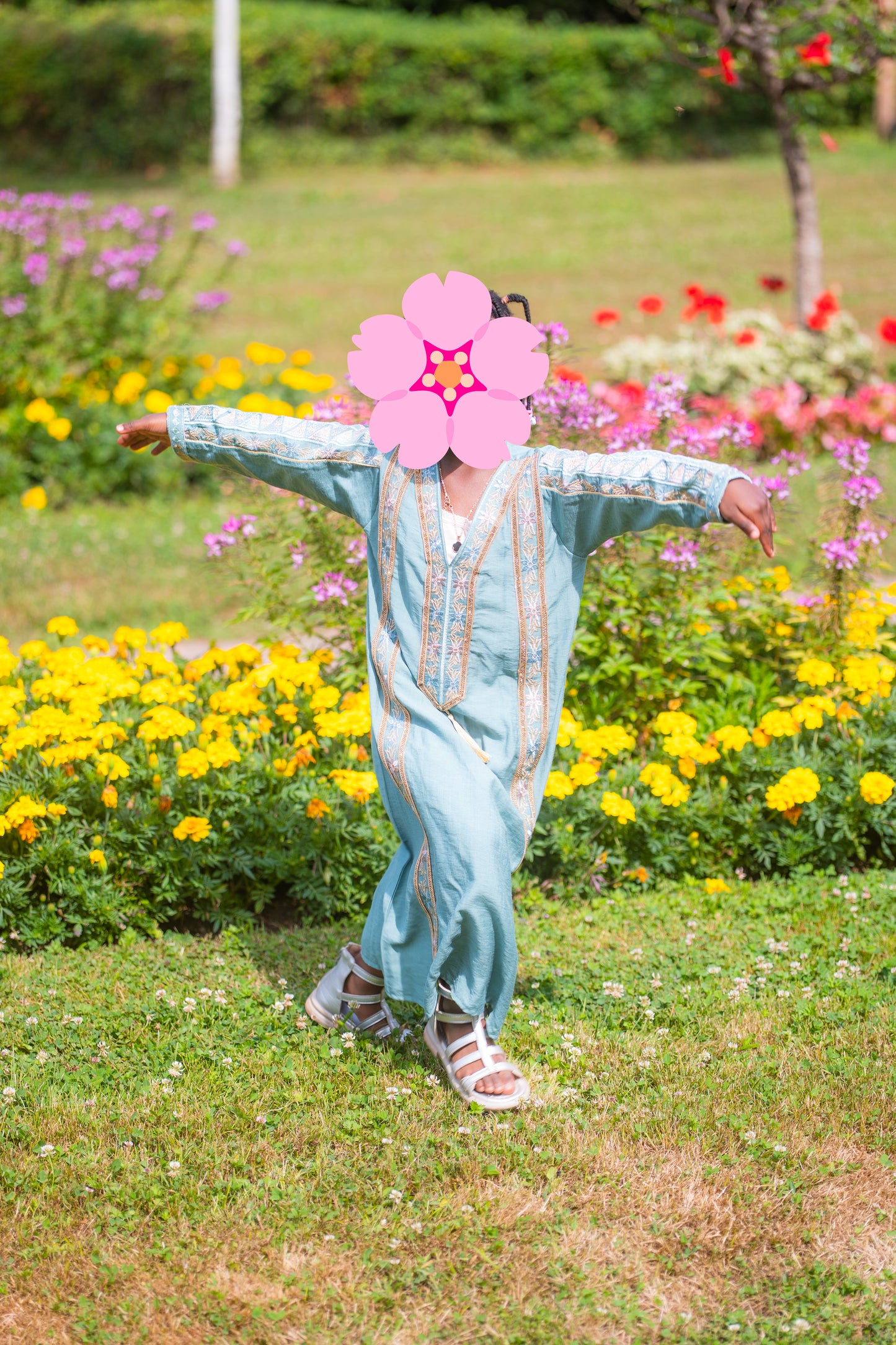 Abaya für Mädchen mit Blumenmotiven - Ozeanblau