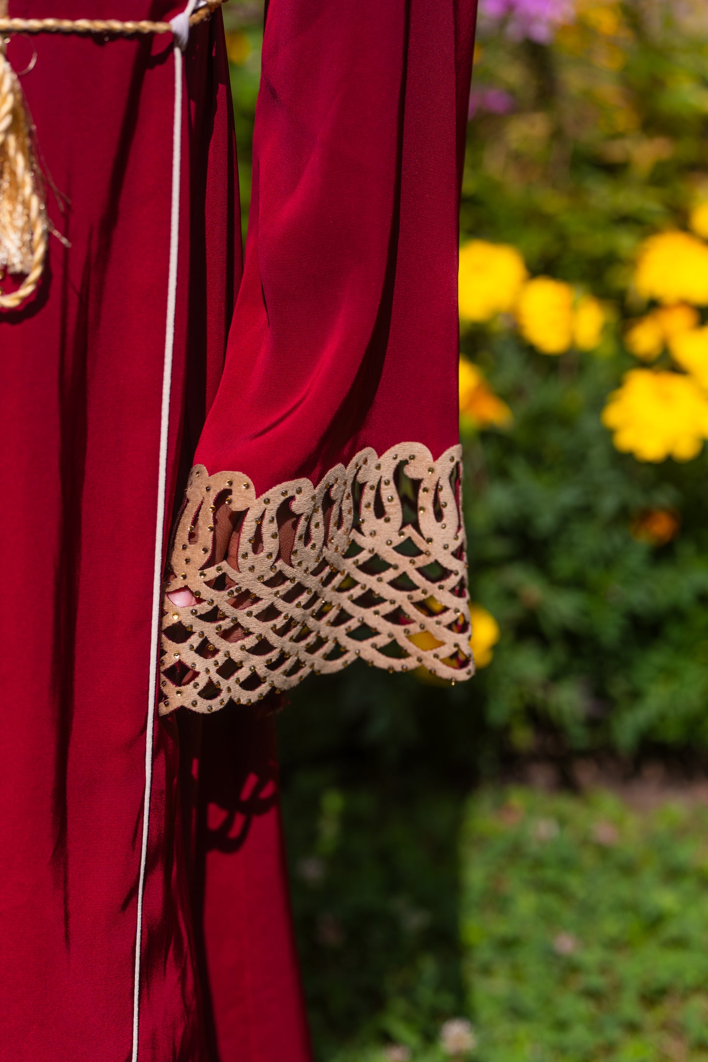 Abaya für Mädchen mit Hijab und geflochtenen Elementen - Rot/Beige