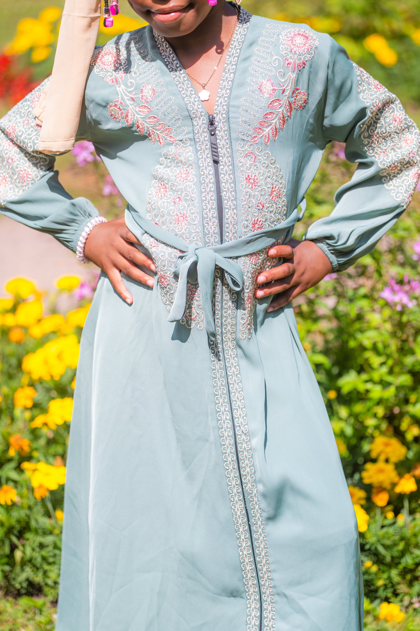 Abaya für Mädchen mit Blumenmotiven - Grün