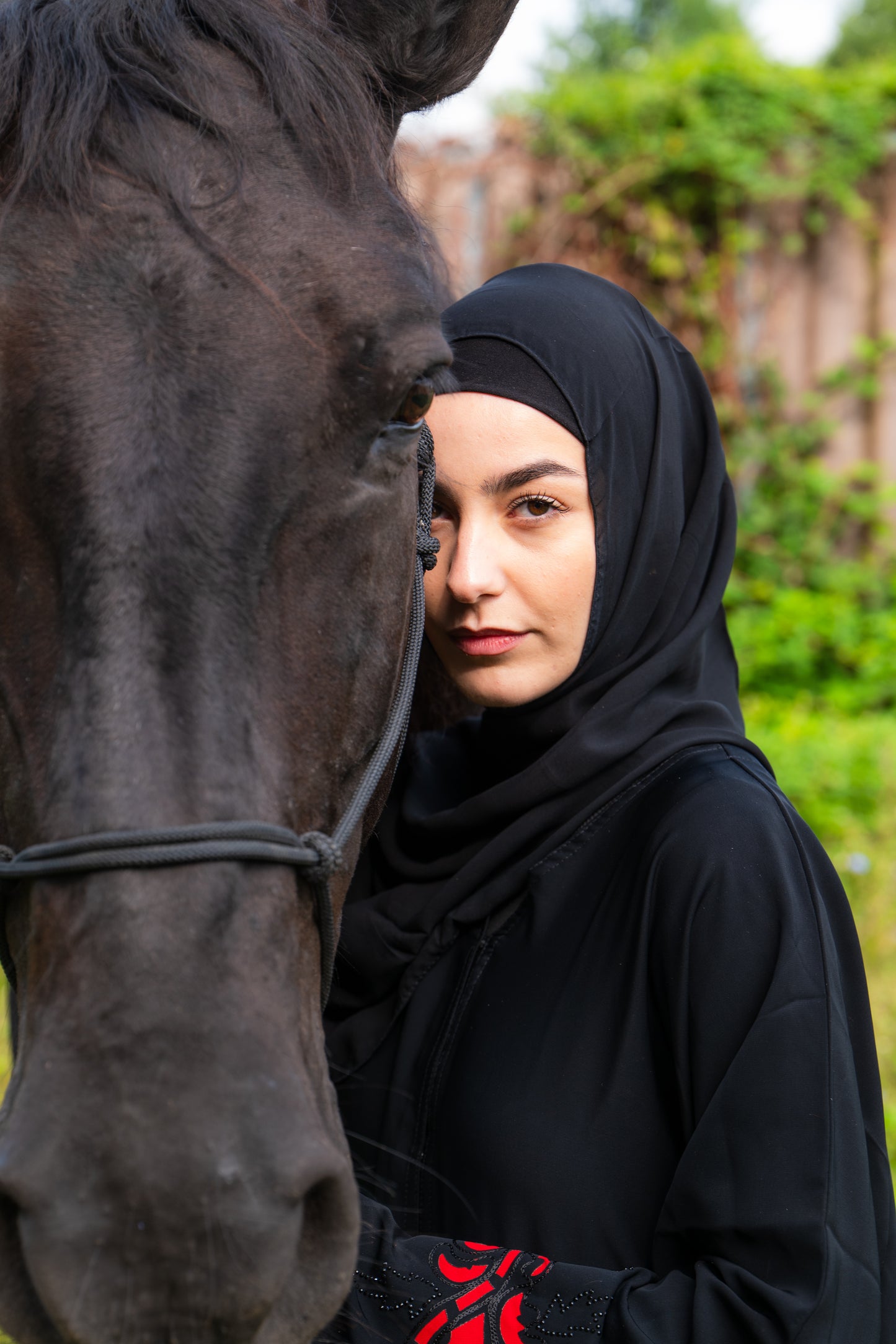 Abaya mit Hijab und roten Details - Schwarz/Rot