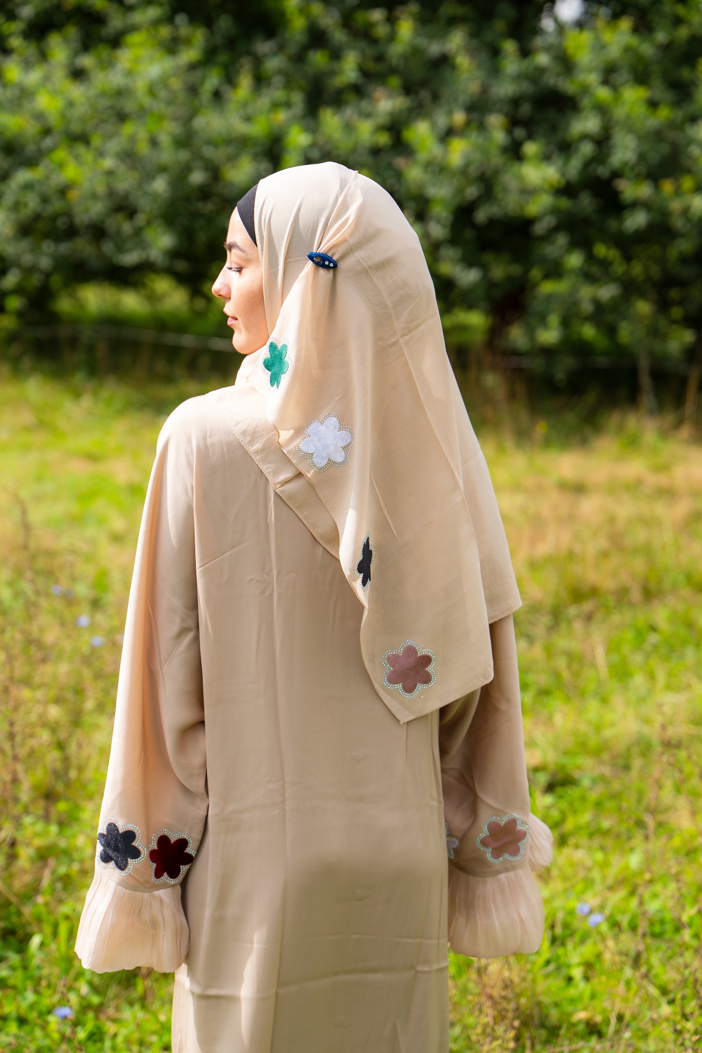 Abaya Butterfly mit Hijab und Blumenmotiven - Beige