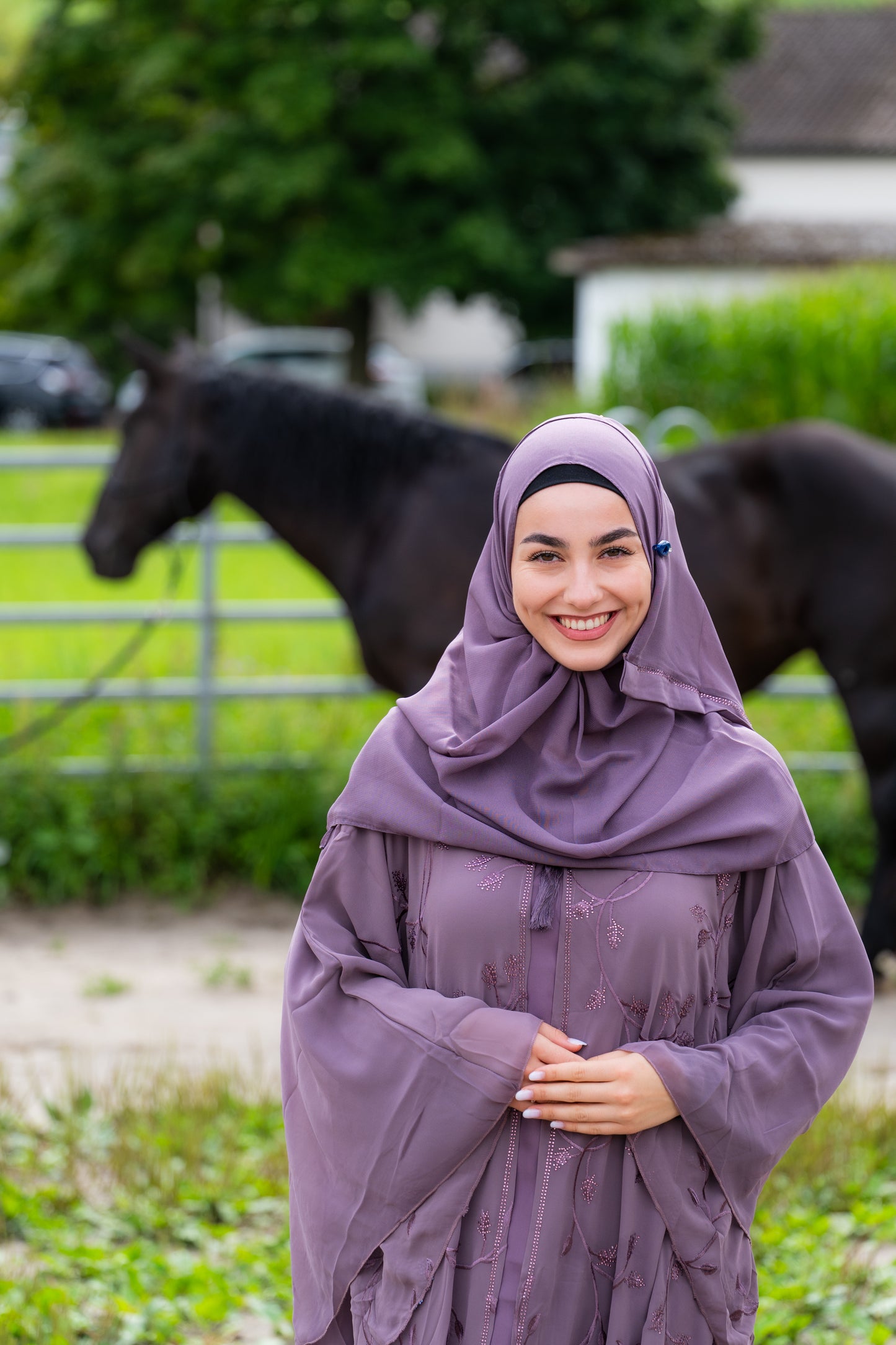 Abaya mit Hijab und angenähtem Gewand - Lila
