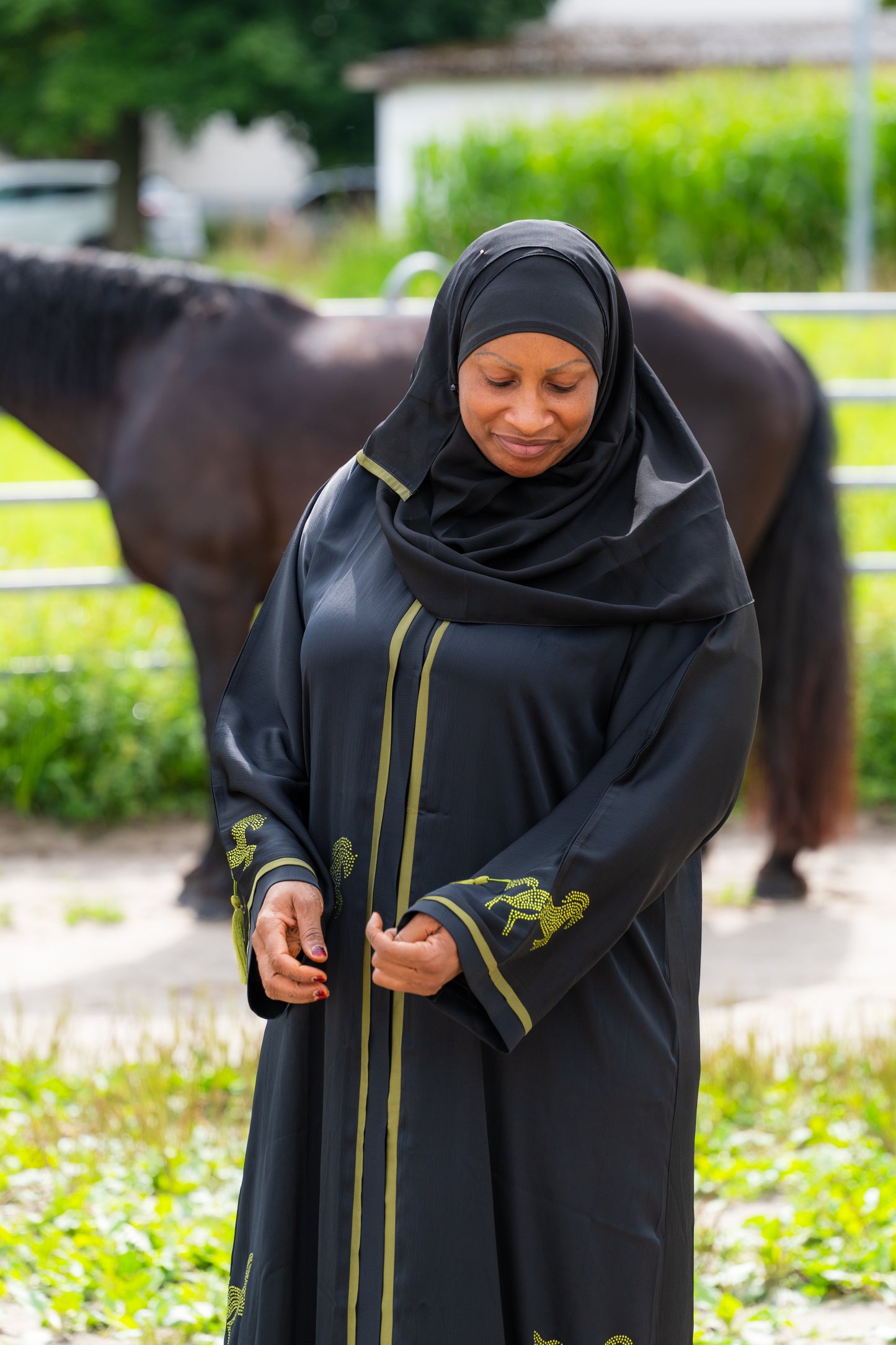 Abaya mit Hijab und Pferdenmotiven - Schwarz