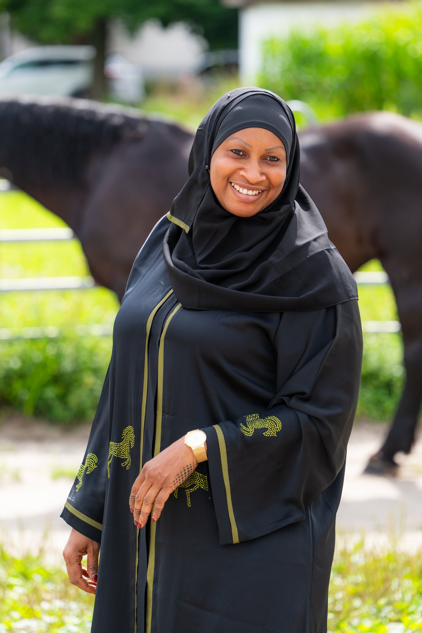 Abaya mit Hijab und Pferdenmotiven - Schwarz