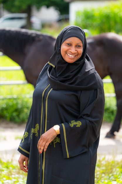 Abaya mit Hijab und Pferdenmotiven - Schwarz