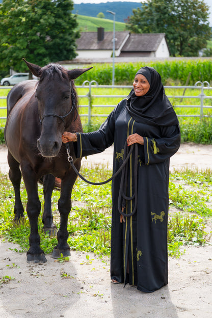 Abaya mit Hijab und Pferdenmotiven - Schwarz