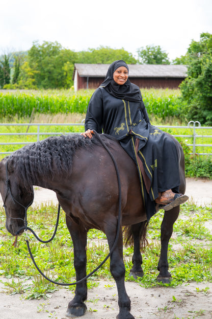 Abaya mit Hijab und Pferdenmotiven - Schwarz