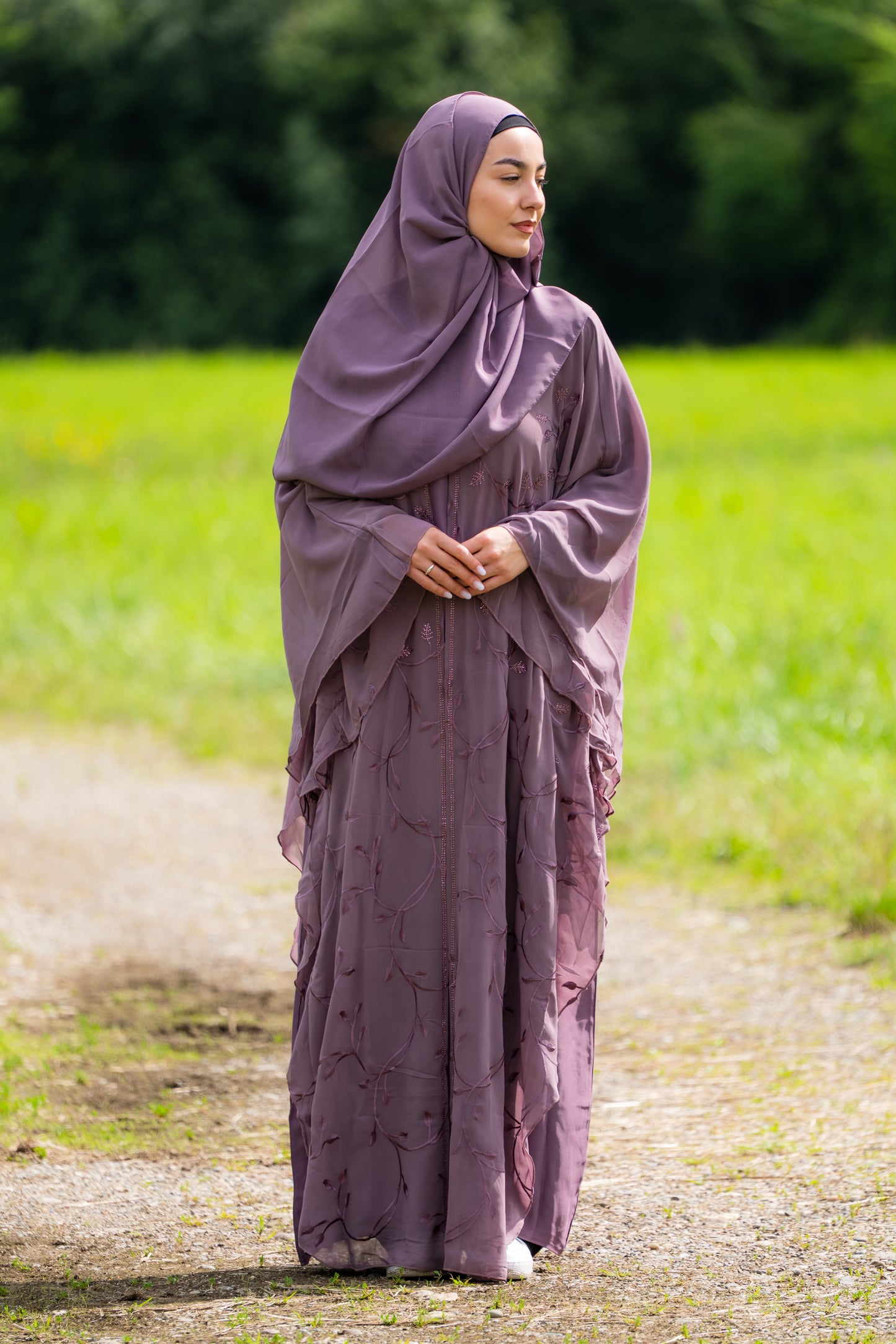 Abaya mit Hijab und angenähtem Gewand - Lila
