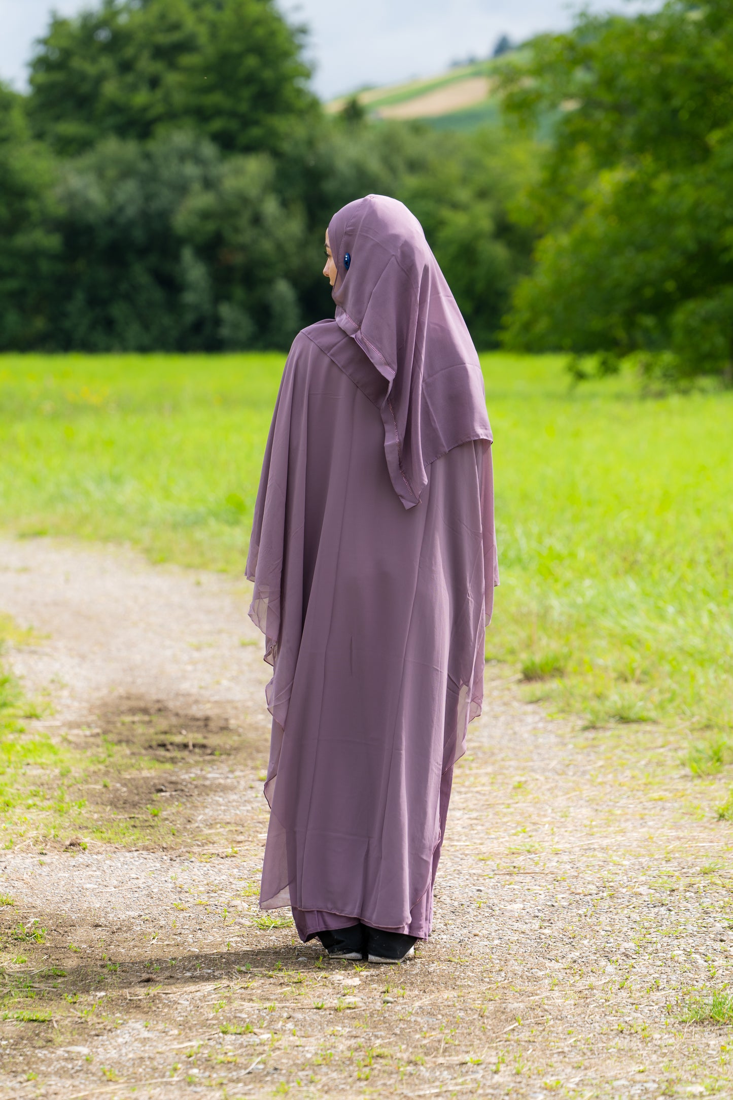 Abaya mit Hijab und angenähtem Gewand - Lila