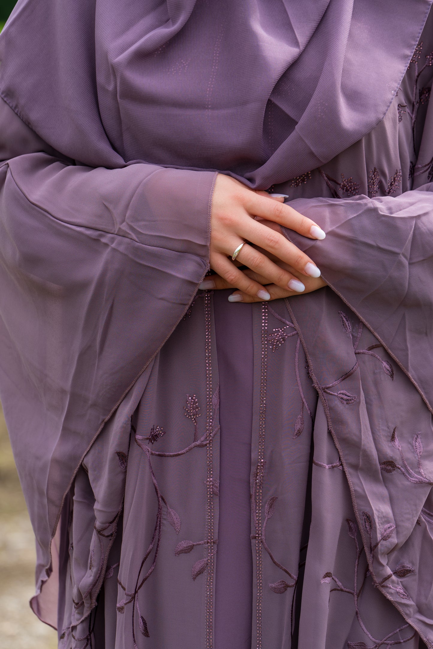 Abaya mit Hijab und angenähtem Gewand - Lila