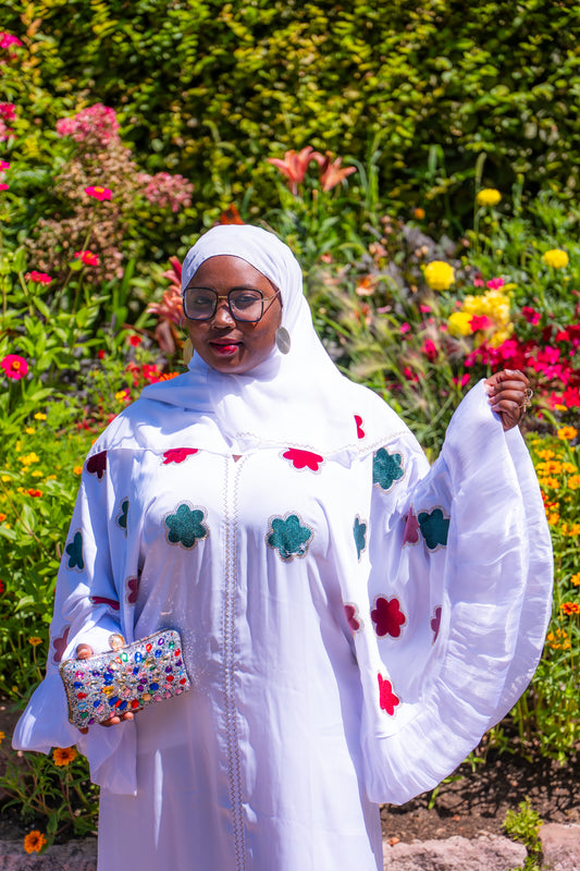 Abaya Butterfly mit Hijab und Blumenmotiven - Weiß