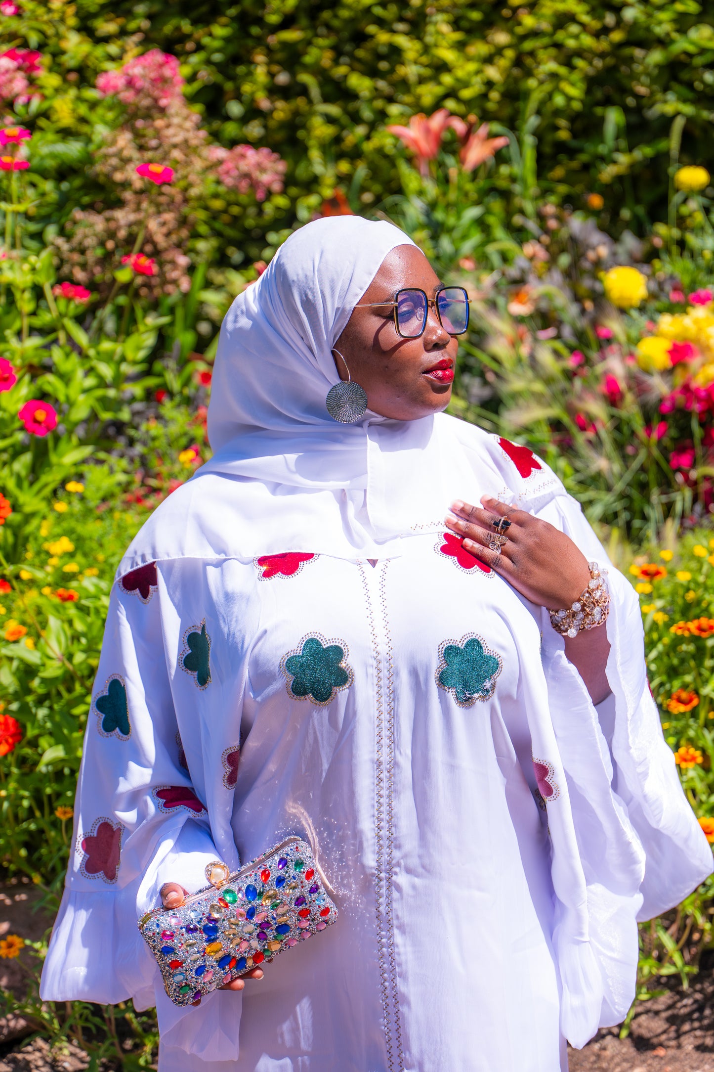 Abaya Butterfly mit Hijab und Blumenmotiven - Weiß