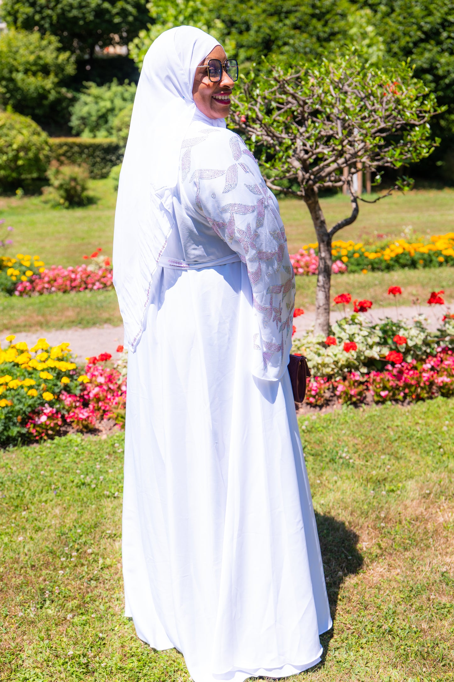 Abaya mit Hijab und roten Strasssteinen - Weiß