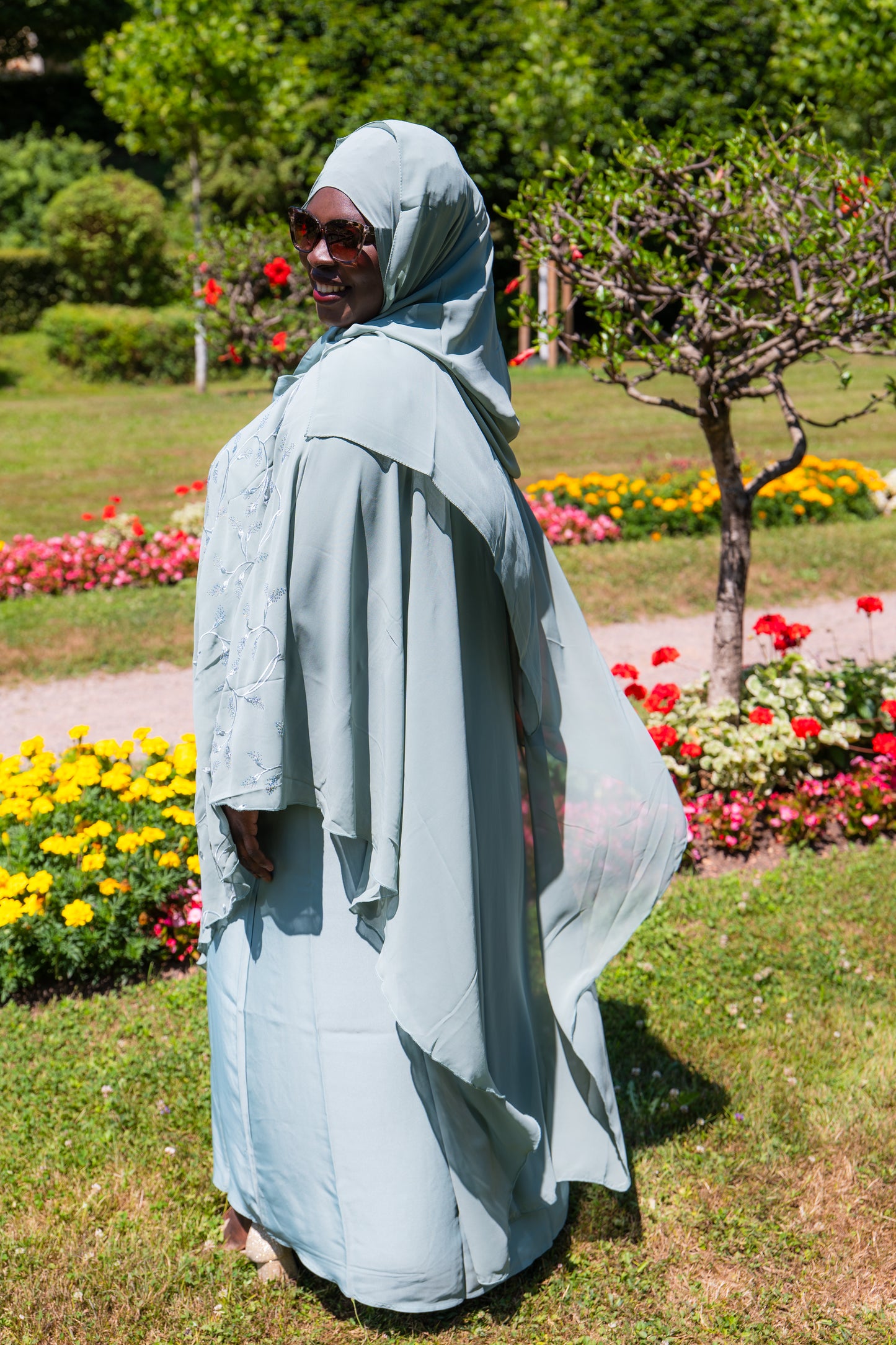 Abaya mit Hijab und angenähtem Gewand - Hellgrün