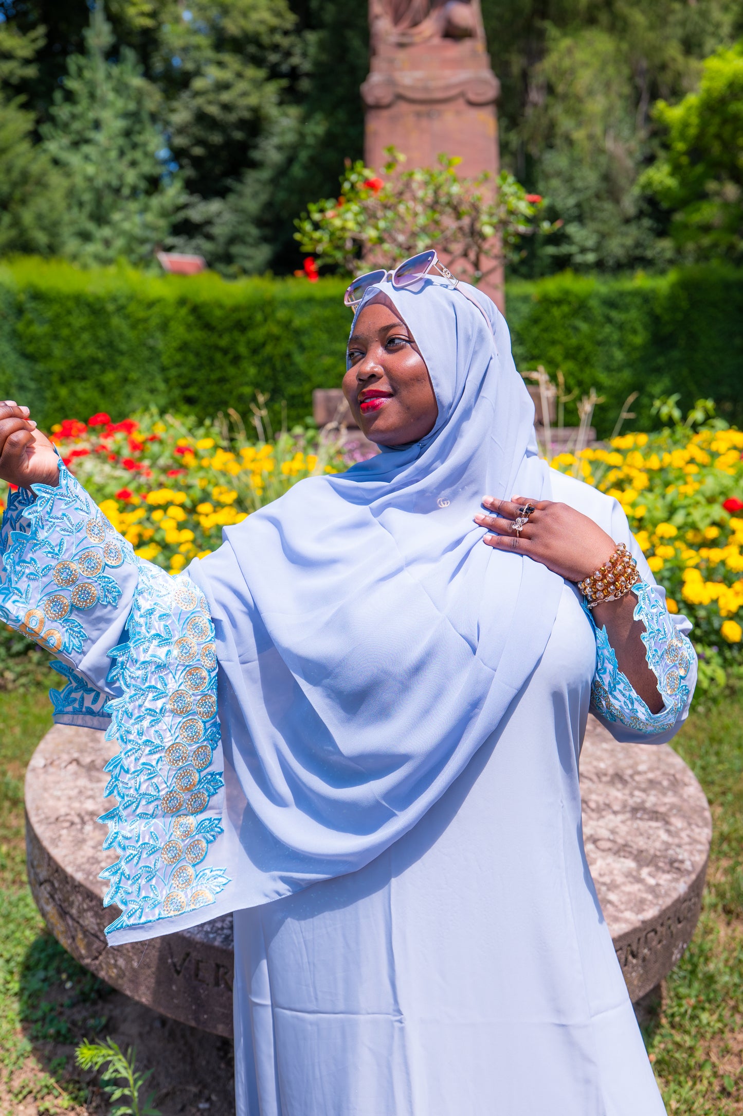 Abaya mit Hijab und Strasssteinen - Himmelblau